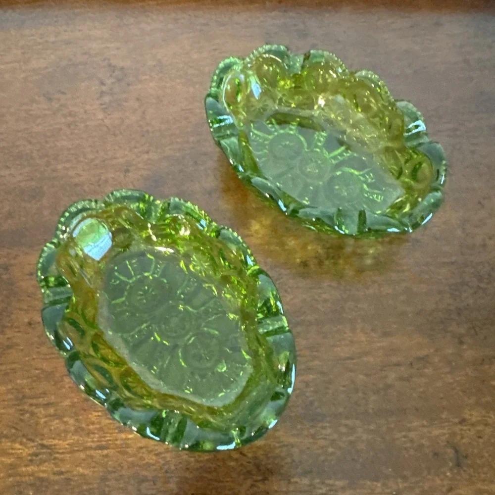 2 - 4.25" L.E. Smith MOON & STARS Green Glass Ashtray Trinket Vanity Dish VNTG - Picture 1 of 7